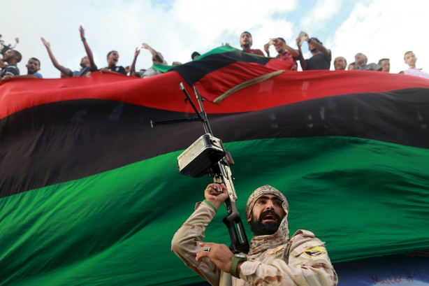One of the members of the military protecting a demonstration against candidates for a national unity government proposed by U.N. envoy for Libya Bernardino Leon, is pictured in Benghazi, Libya October 23, 2015. REUTERS/Esam Omran Al-Fetori      TPX IMAGES OF THE DAY      - RTS5V4X
